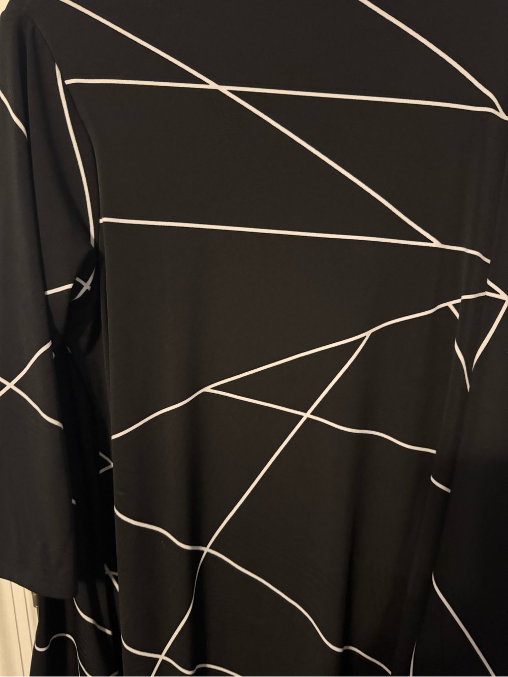 Like New Alfani Black & White Geometric Asymmetrical Line Print Top โ 1X - Picture 11 of 11